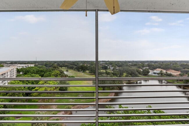 Building Photo - 3499 Oaks Way