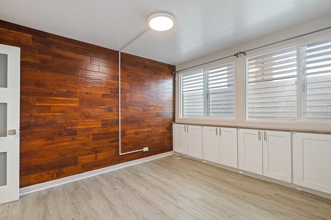 Building Photo - 2 Bed / 1 Bath 1 Parking , Community Pool , Electricity, Water, Sewer & Gas Included, Secured Bui...