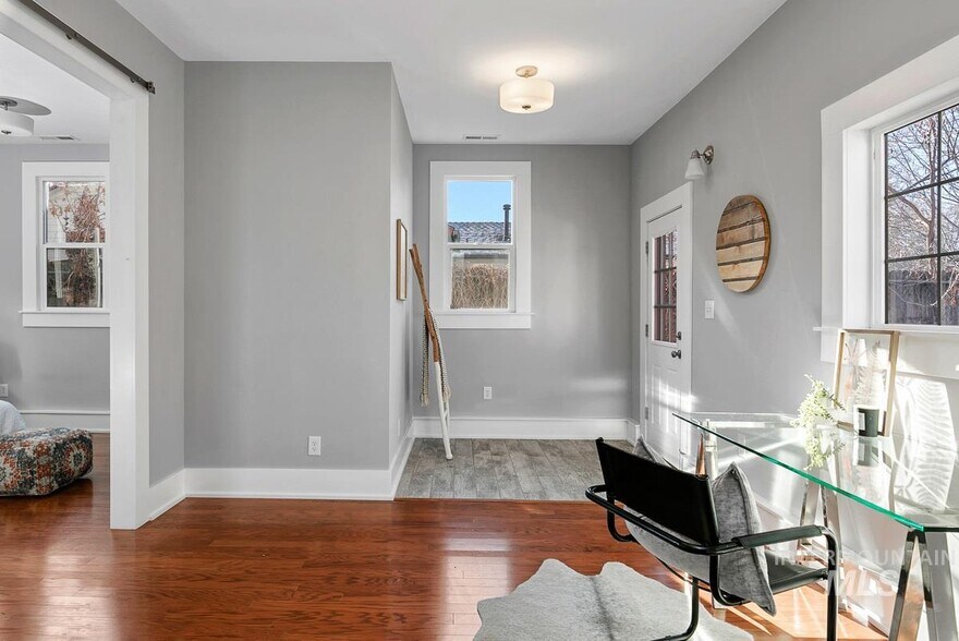 Building Photo - 2216 S Longmont Ave