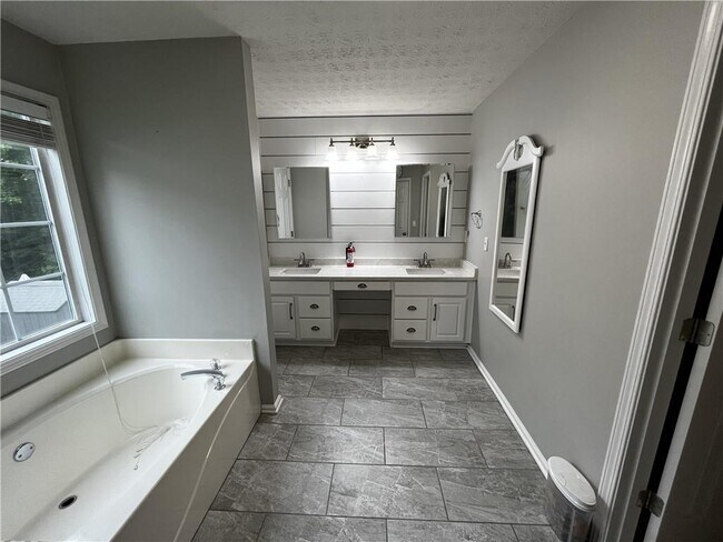 Building Photo - 2258 St Albans Pl