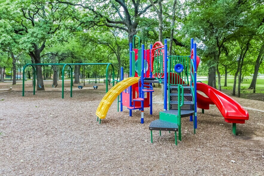 Building Photo - 3645 Fairview Dr