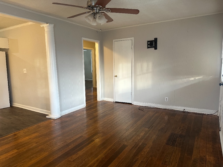 Building Photo - 407 Ponroy St