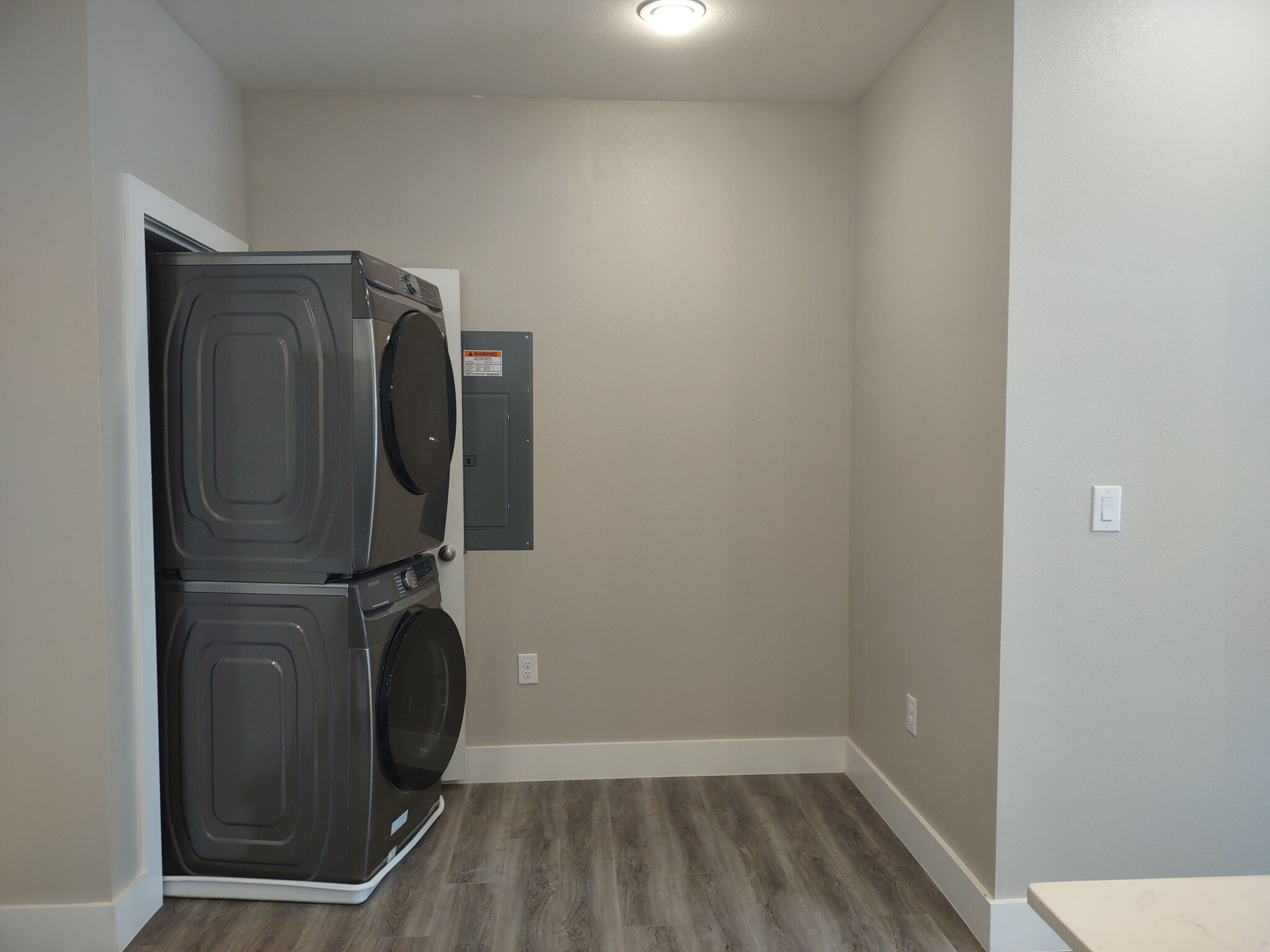 Building Photo - Room in Apartment on Richlands Way