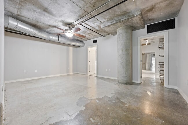 Building Photo - 2000 Bagby St