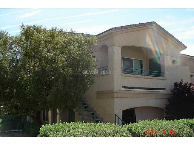 Building Photo - CLEAN, move in ready~GATED and super COMMU...