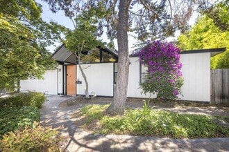 Building Photo - Charming Eichler in Super Desirable Community Center!