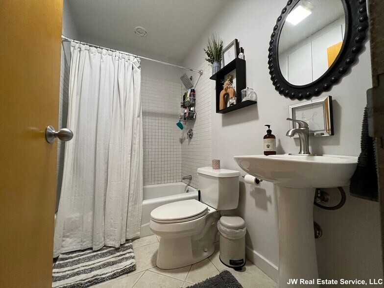 Building Photo - 42 Chauncy St