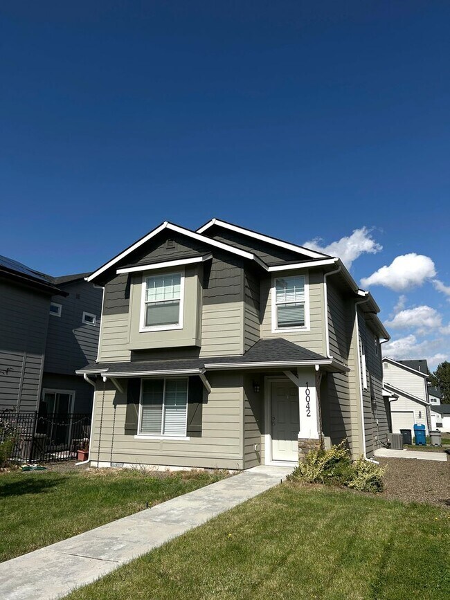 Building Photo - Beautiful Home Tucked In A Great Neighborhood