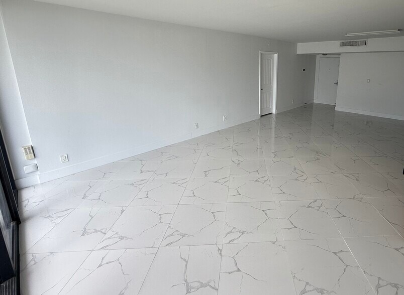 LIVING ROOM/DINING ROOM area - 780 NE 69th St