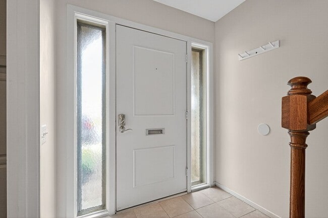 Building Photo - Charming End-Unit Townhome in Sought-After...