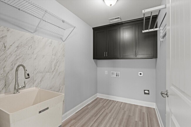 Building Photo - Immaculate 4 Bedroom Home Between Athens a...