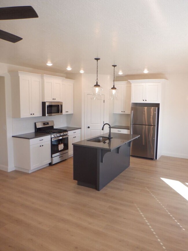 Building Photo - Move-In Bonus - 3 Bed - 2.5 Bath, Newer Co...