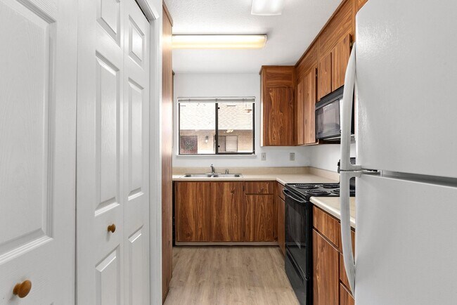 Building Photo - Beautiful Sawmill Commons Condo!
