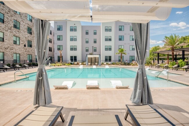 Building Photo - Miramonte Single Living