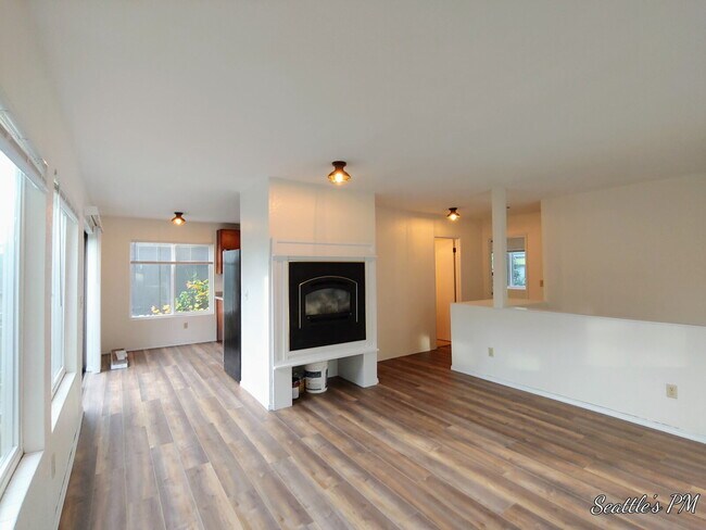 Building Photo - "Spacious 3-Bed Oasis with 2 Full Baths in Prime Seattle Location – 1800 Sq Ft of Comfort!"