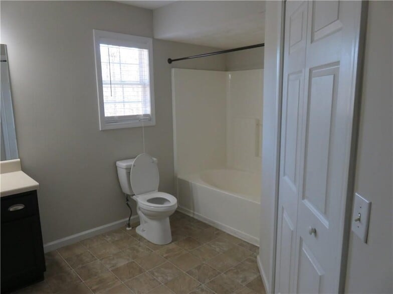 Building Photo - 204 Twin Pines Ct