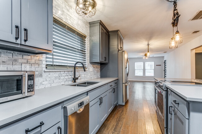 Building Photo - 326 Simon St