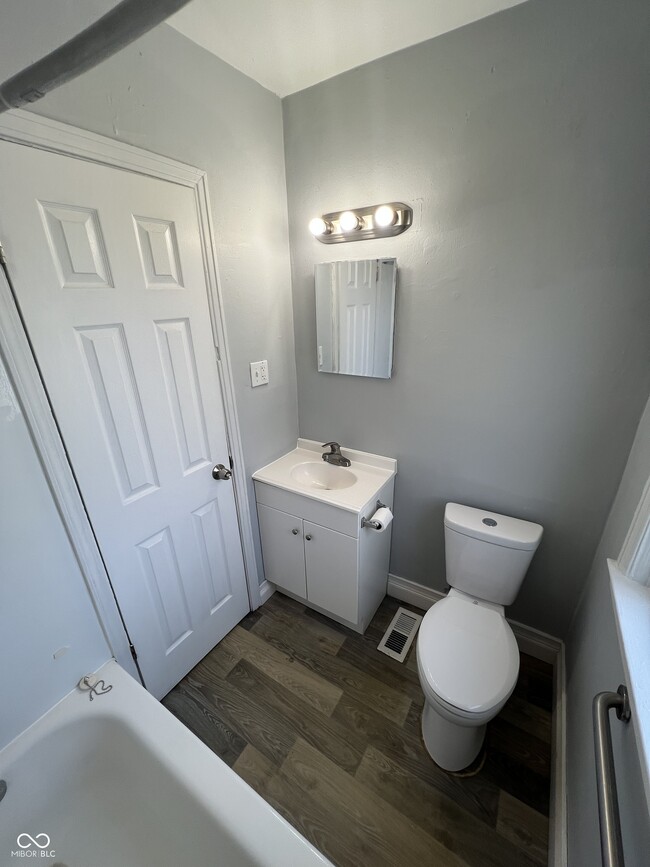 Building Photo - 627 N Tibbs Ave