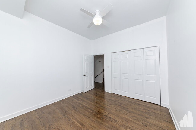 Building Photo - 1426 N Greenview Ave