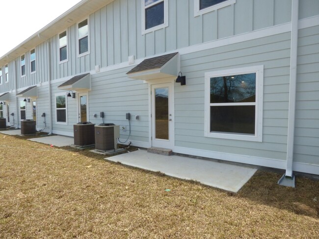 Building Photo - Beautiful New Townhome in Admiral's Quarters