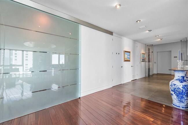 Building Photo - 715 Bayshore Dr