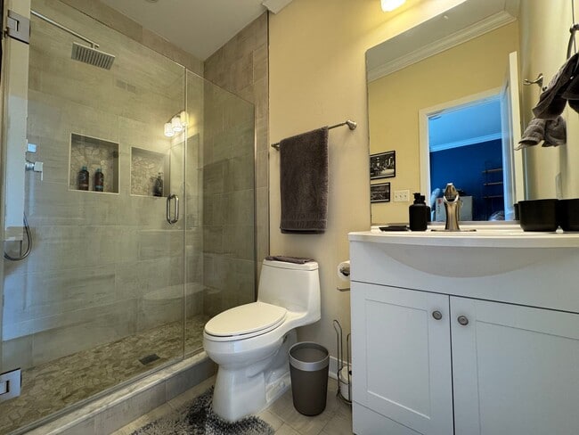 Building Photo - Beautiful 3 Bed 3 Bath Condo with a Roofto...
