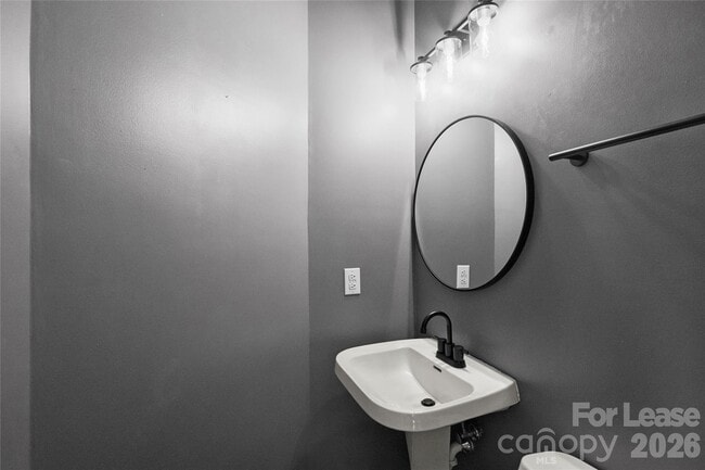 Building Photo - 343 W 7th St