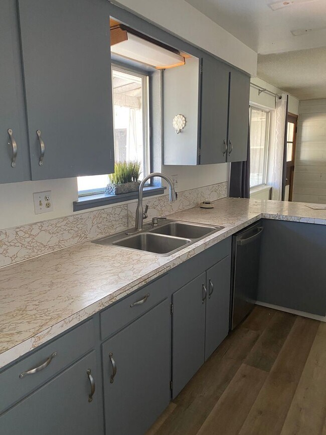 Building Photo - Large 3 bedroom 3 bath home