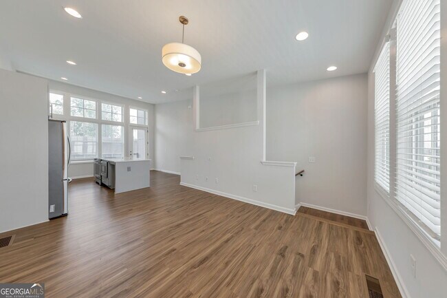 Building Photo - 910 Brees Ct