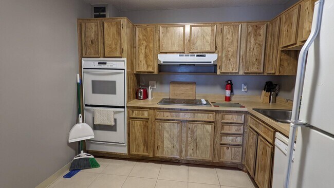 Building Photo - 8360 Greensboro Dr