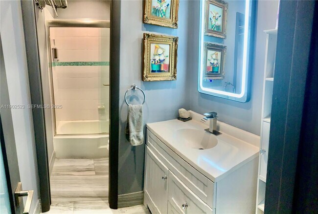 Building Photo - 877 NE 195th St