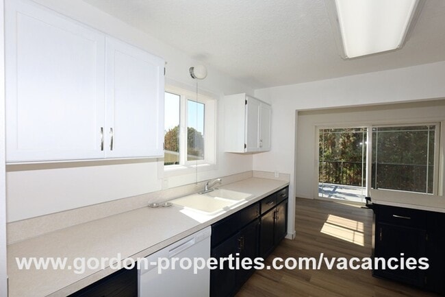 Building Photo - Saint Helens OR - upstairs flat 2 bedroom ...