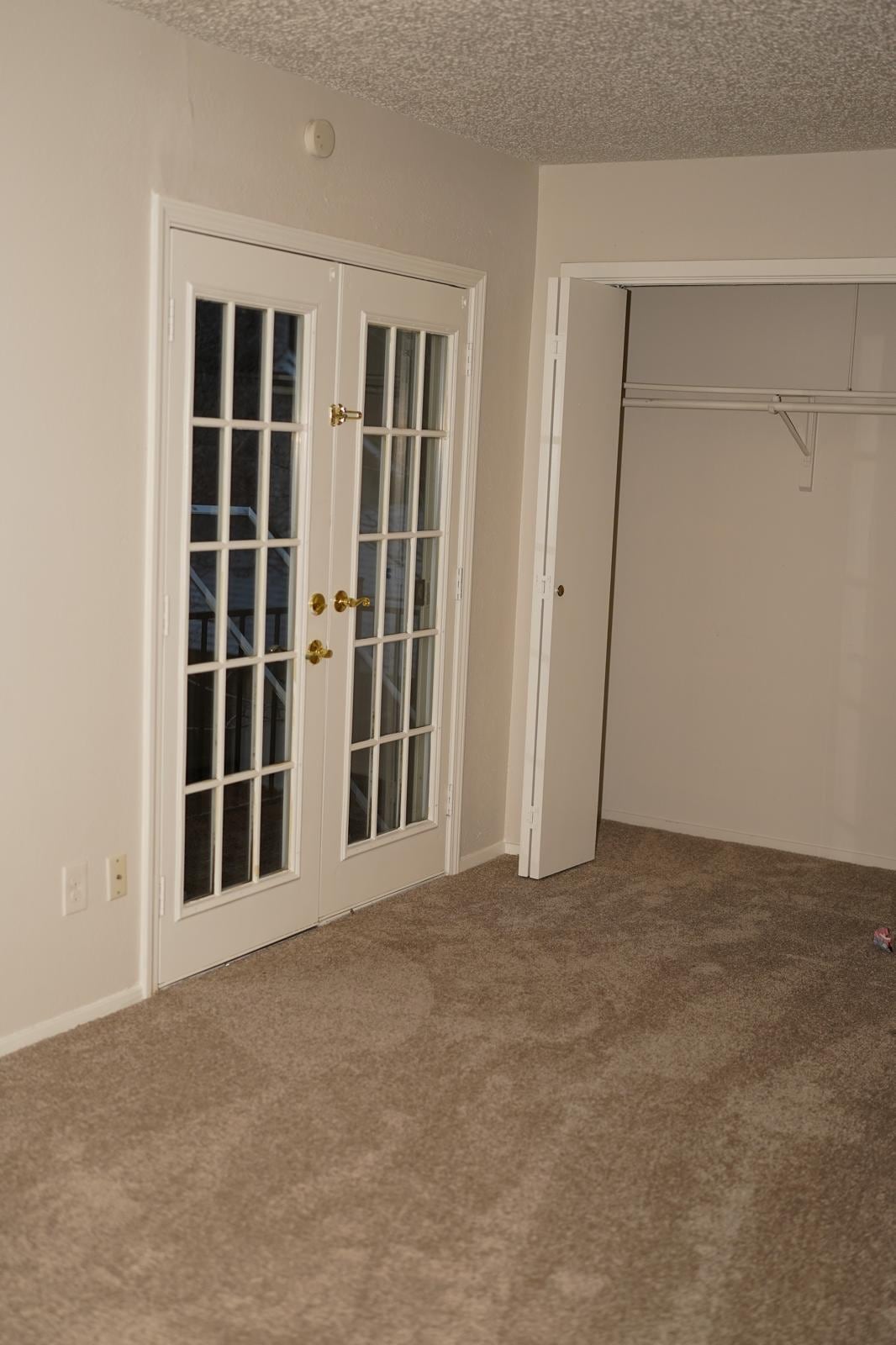 Building Photo - Room in House on Corona Dr