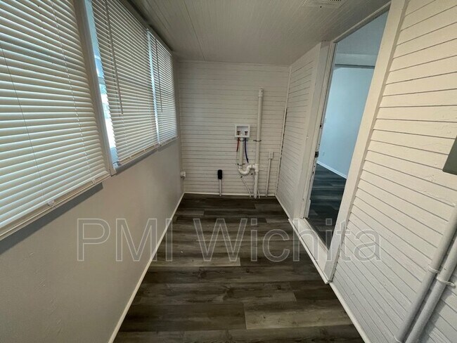 Building Photo - 2 Bedroom, 1 Bathrooms, newly renovated home, centrally located in Wichita Ks, will accept sectio...