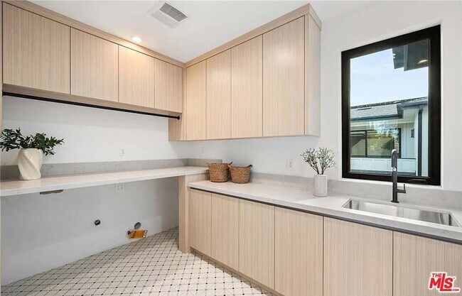Building Photo - 4453 Gentry Ave
