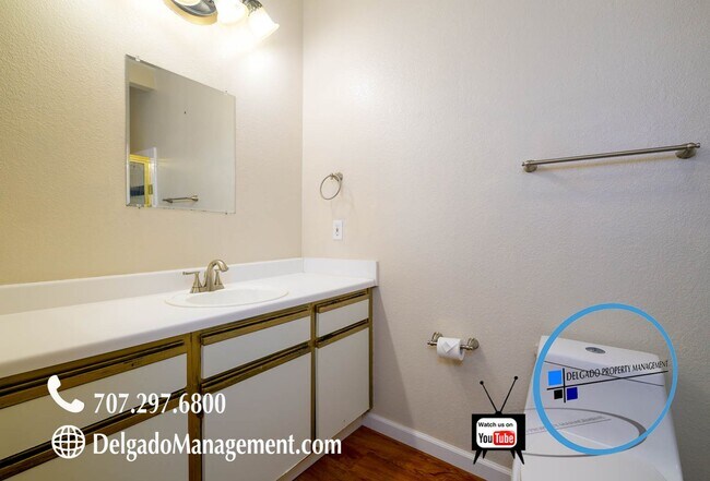 Building Photo - Glen Cove downstairs condo!