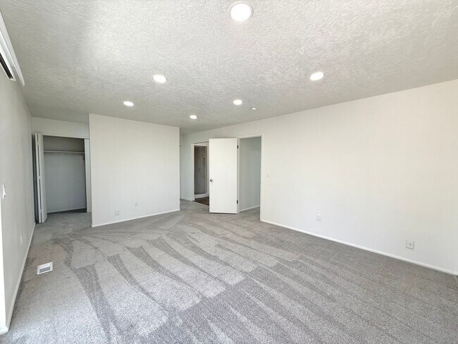 Building Photo - Open House June 20th | 3 Bedroom Townhome in Holladay