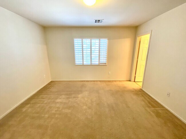 Building Photo - Nice 2-story home