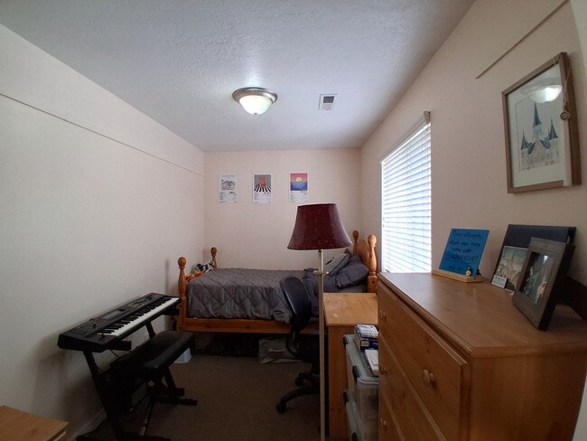 Building Photo - 654 E 700 N