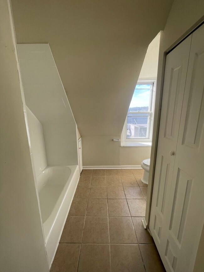 Building Photo - UPDATED 1 BED 1 BATH 2ND FLOOR APARTMENT