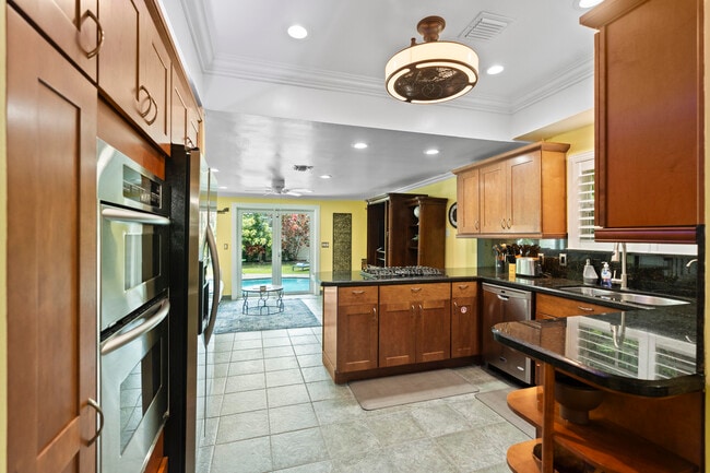 Building Photo - 614 SE 5th Ct