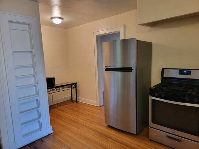 Building Photo - 2 BEDROOM AND 1 BATH NEXT TO UNM CAMPUS