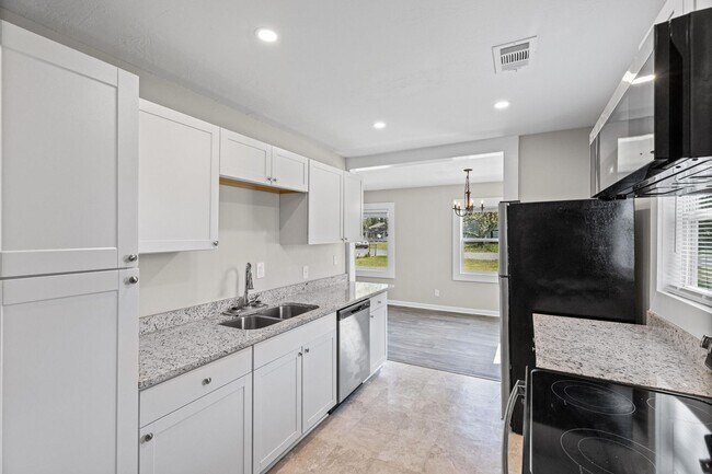 Building Photo - 1831 Catalina Dr