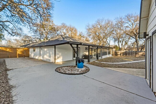 Building Photo - 2107 Lewood Cir