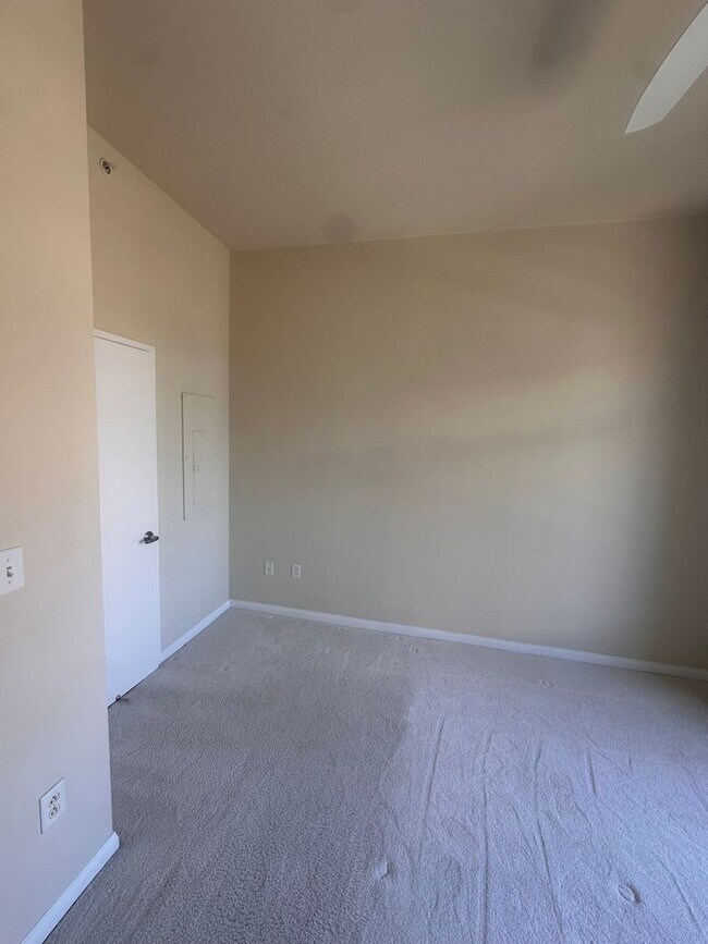 Building Photo - 1BR High-Rise with Balcony & Views