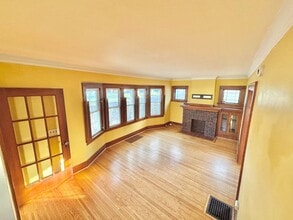 Building Photo - Spacious 3bd House | Driveway | Sunroom