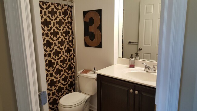 Building Photo - Robinson - LARGE 3 Bedroom End Unit House - Minutes from 376 W Robinson