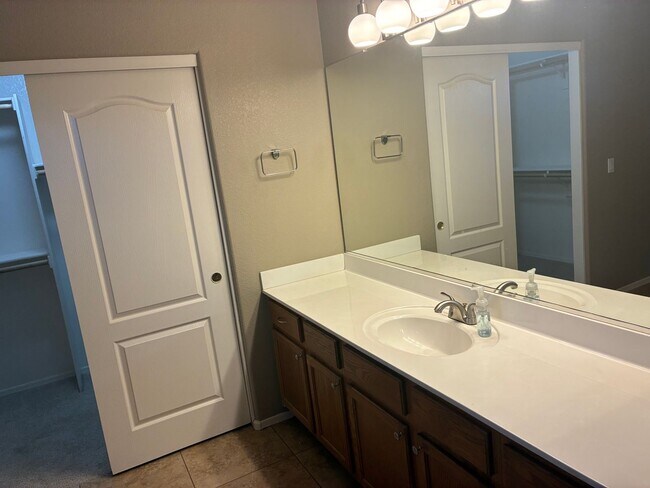 Building Photo - **BEAUTIFUL 3BEDROOM/2BATHROOM HOME LOCATE...