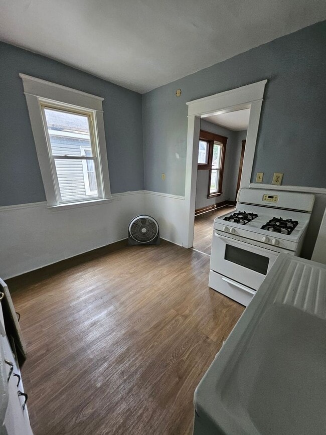 Building Photo - Upper 2 bedroom unit