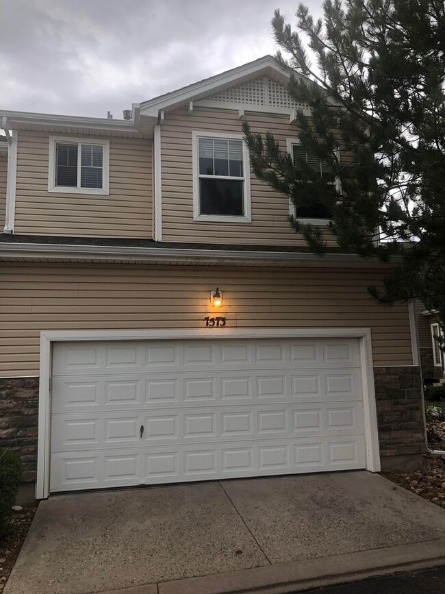 Building Photo - Well Maintained 2 Bed 3 Bath 2 Car Two-sto...